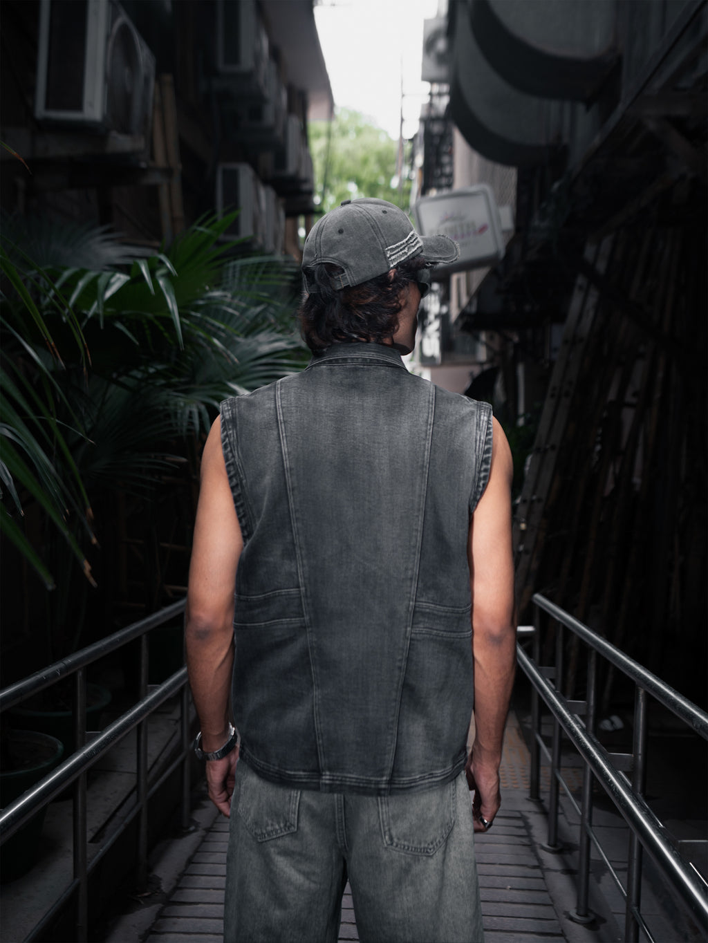 IRON DUST STUD VEST