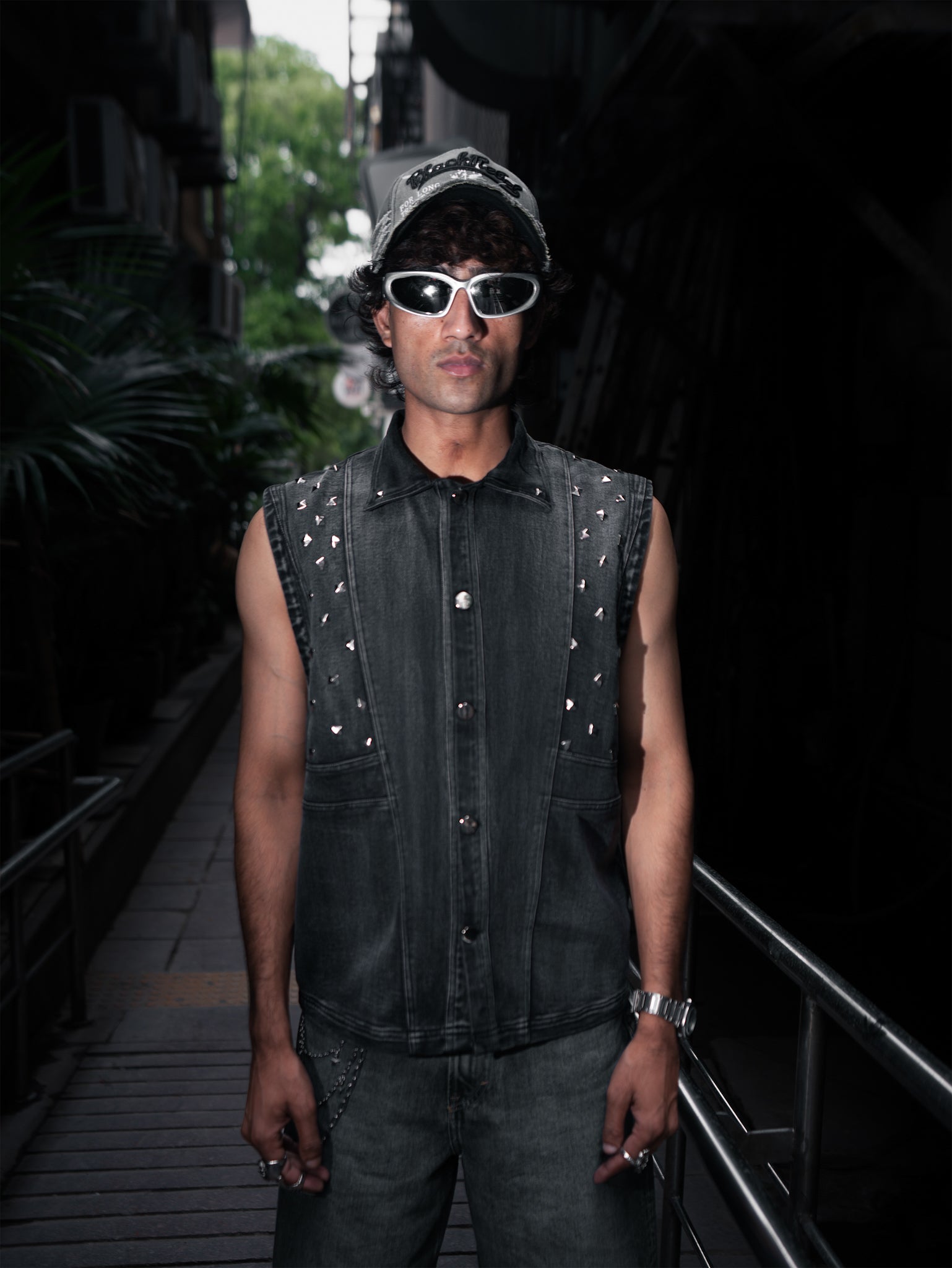IRON DUST STUD VEST
